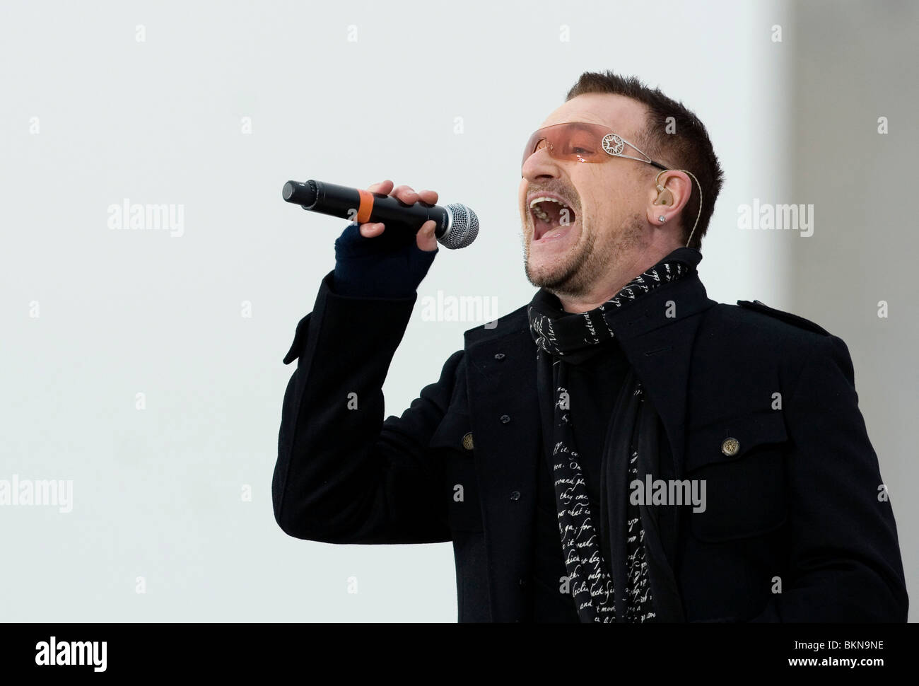 Bono effectue pendant le concert inaugural eu lieu au Lincoln Memorial. Banque D'Images