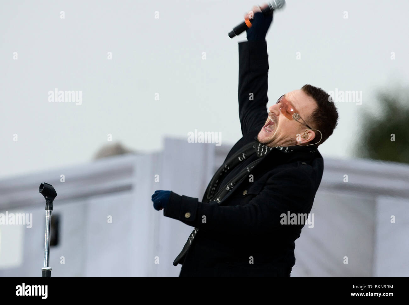Bono effectue pendant le concert inaugural eu lieu au Lincoln Memorial. Banque D'Images