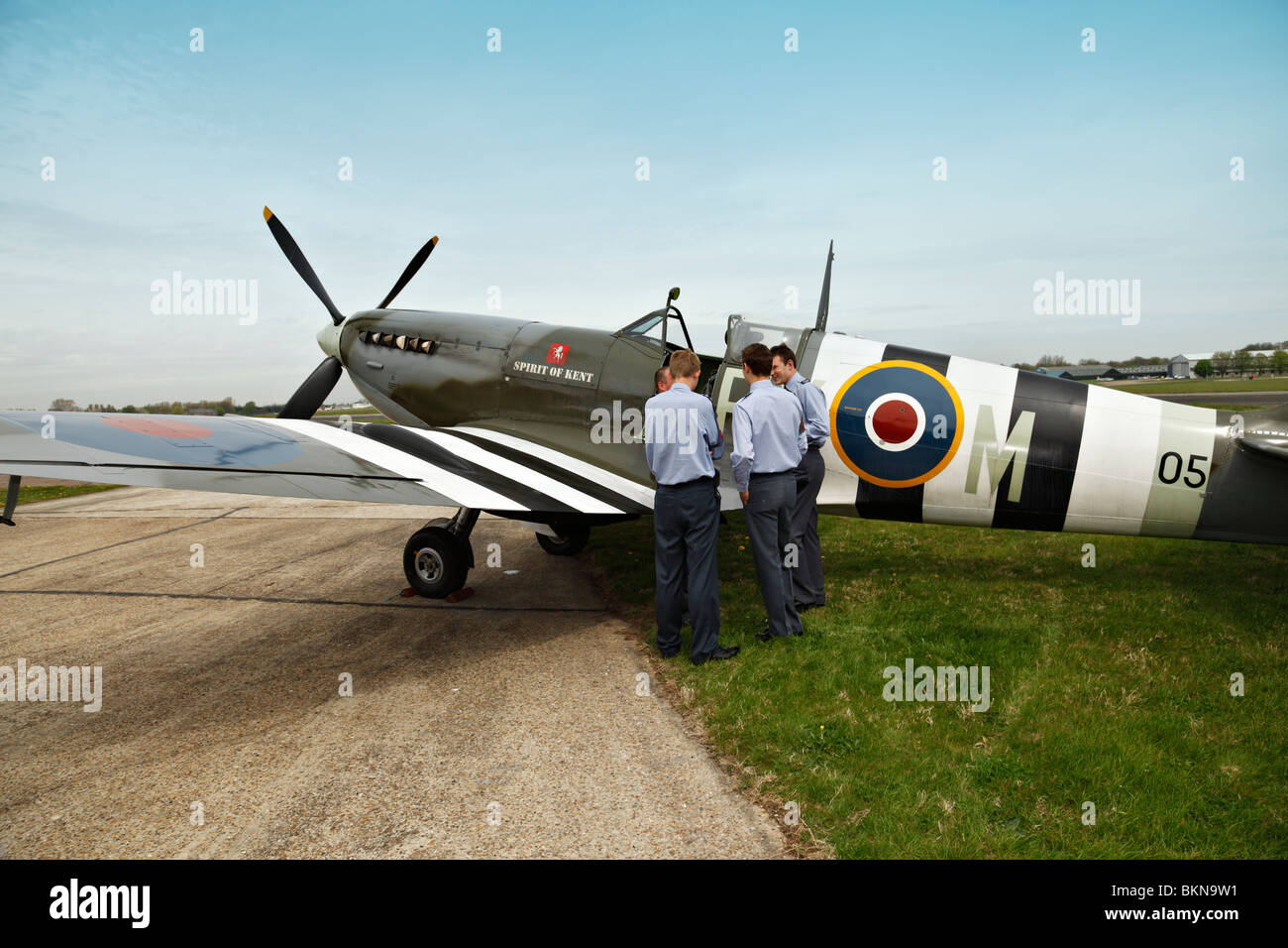 Groupe des Cadets de l'air de la RAF à plus d'un Spitfire. Banque D'Images