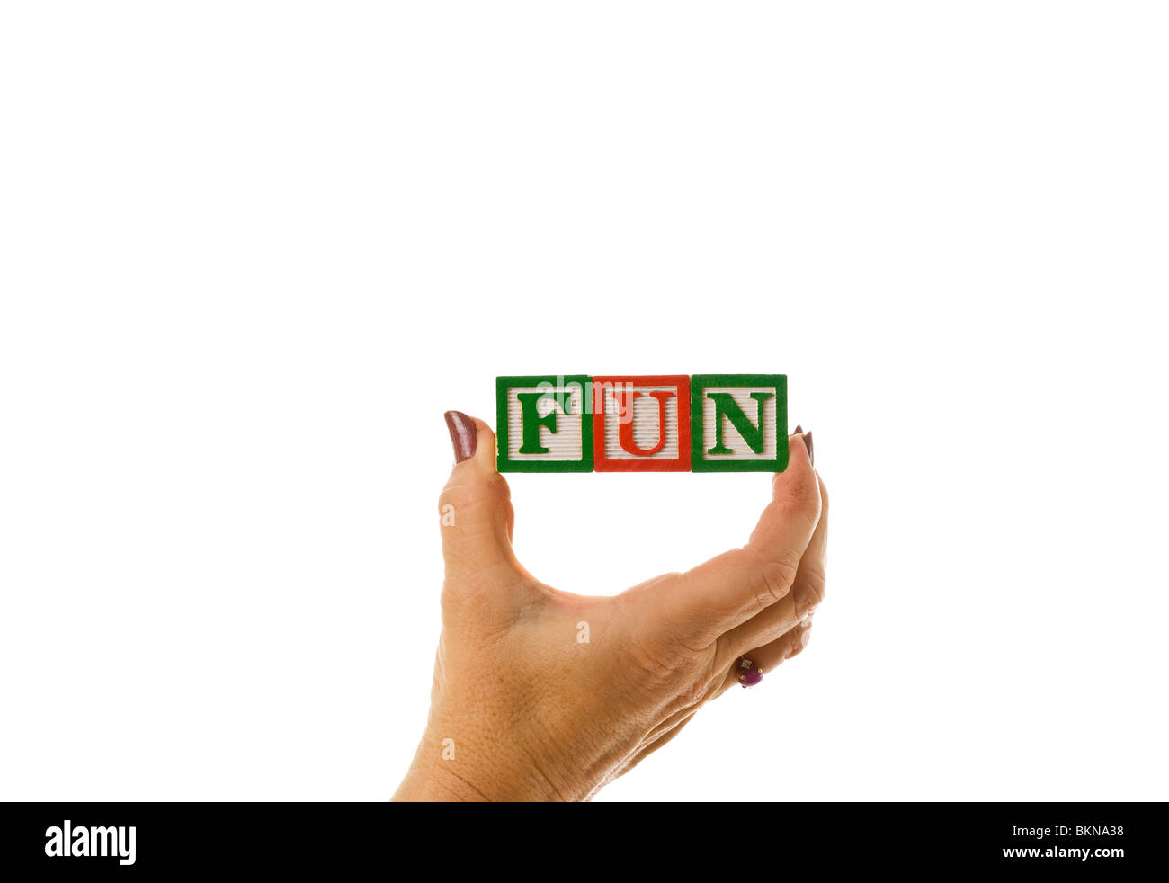 Woman holding children's blocs qui sort "fun" Banque D'Images