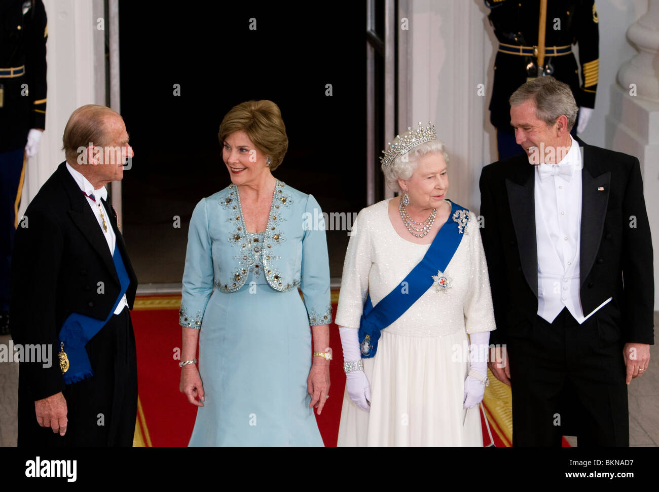 Le prince Phillip, la Première dame Laura Bush, la reine Elizabeth et le président George W. Bush. Banque D'Images