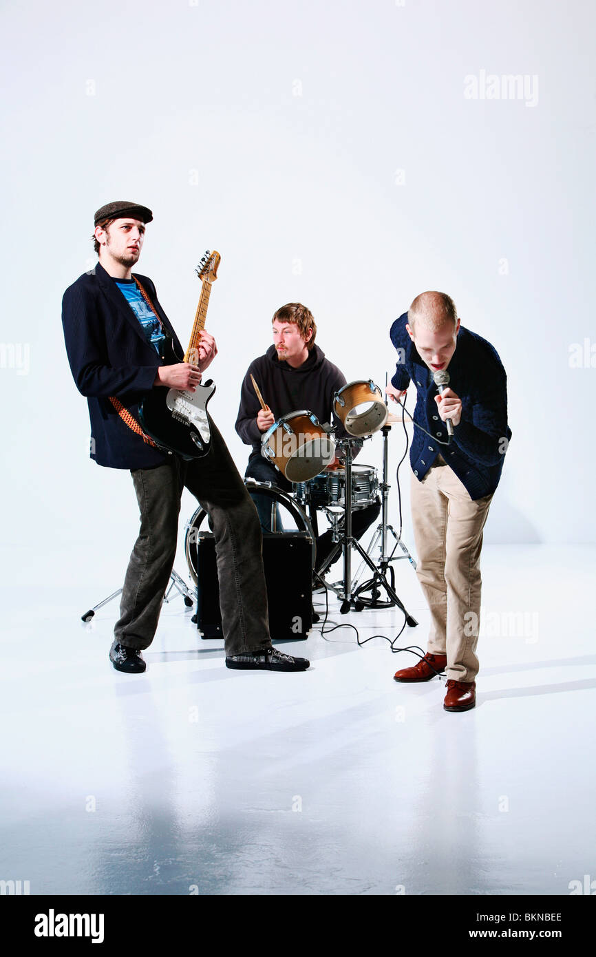 Un groupe avec un chanteur, batteur et joueur de guitare électrique Banque D'Images