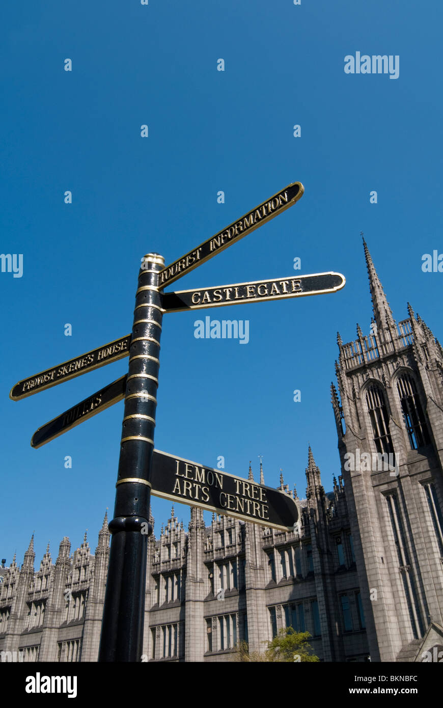 Signposts avec Marishal College dans l'arrière-plan Banque D'Images