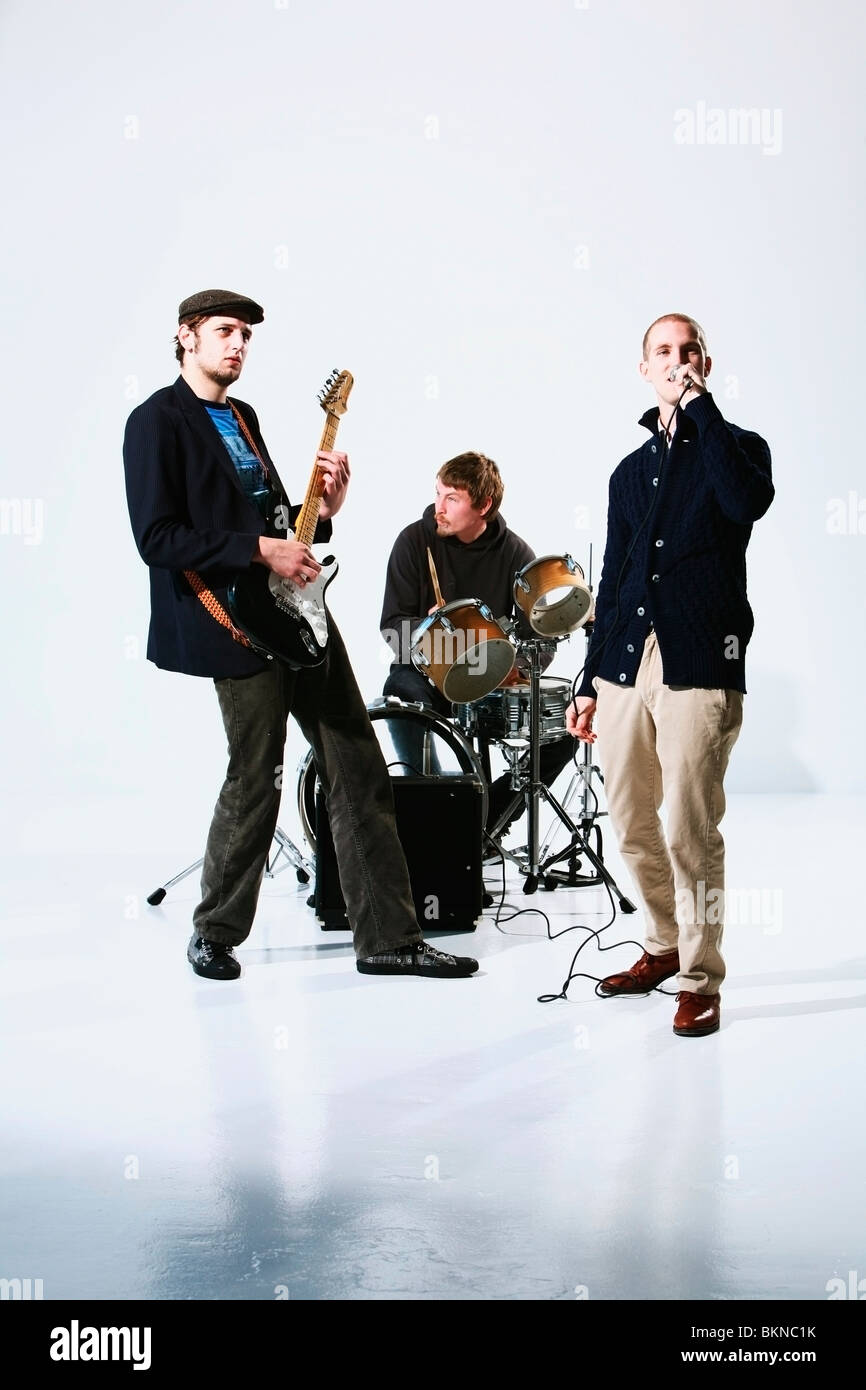 Un groupe avec un chanteur, batteur et joueur de guitare électrique Banque D'Images