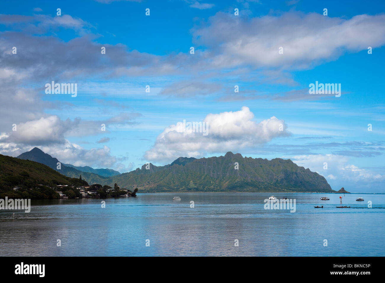 Kanoeohe Bay, Oahu sur un matin encore Banque D'Images