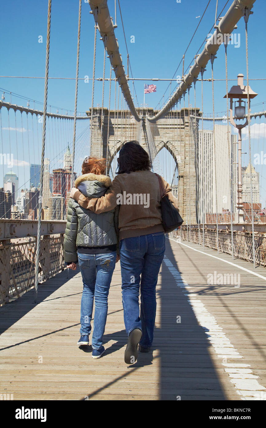 Couple italien crossing Brooklyn Bridge Banque D'Images