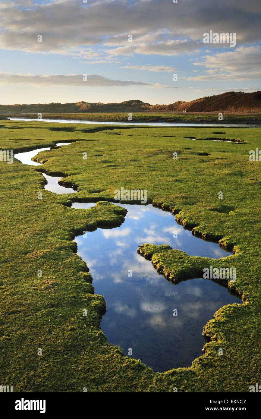 Ciel & nuages reflétée dans l'eau des piscines le long de l'estuaire de Ogmore Vale en Glamorgan, Pays de Galles, Royaume-Uni Banque D'Images