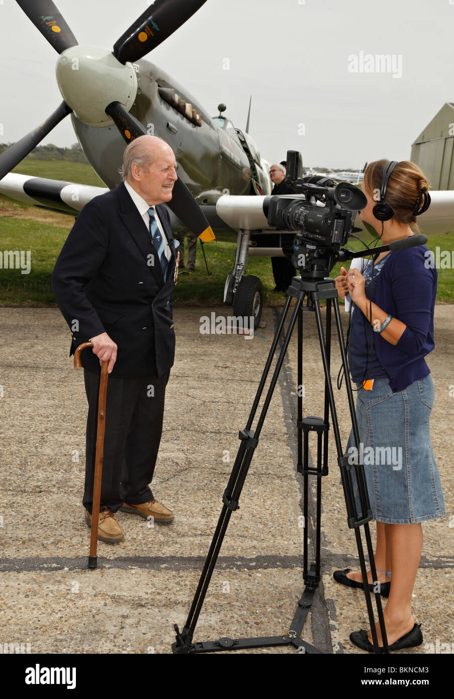 Ancien combattant de la Seconde Guerre mondiale Pierre pilote Ayerst interviewée. Banque D'Images