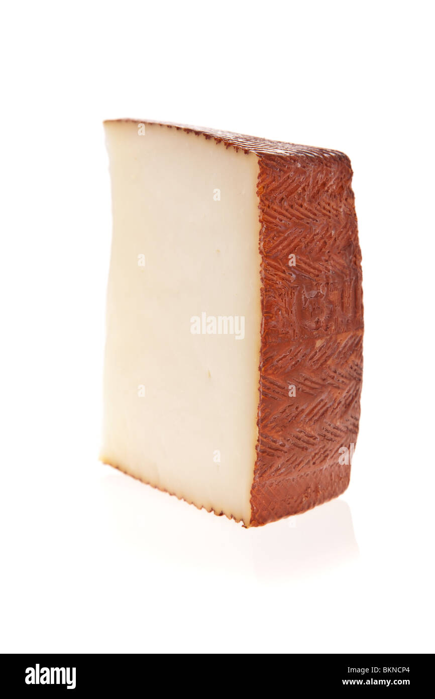 Tranche de fromage de chèvre isolé sur fond blanc Banque D'Images