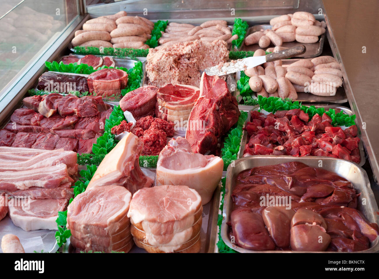 Affichage de la viande dans une boucherie shop Banque D'Images