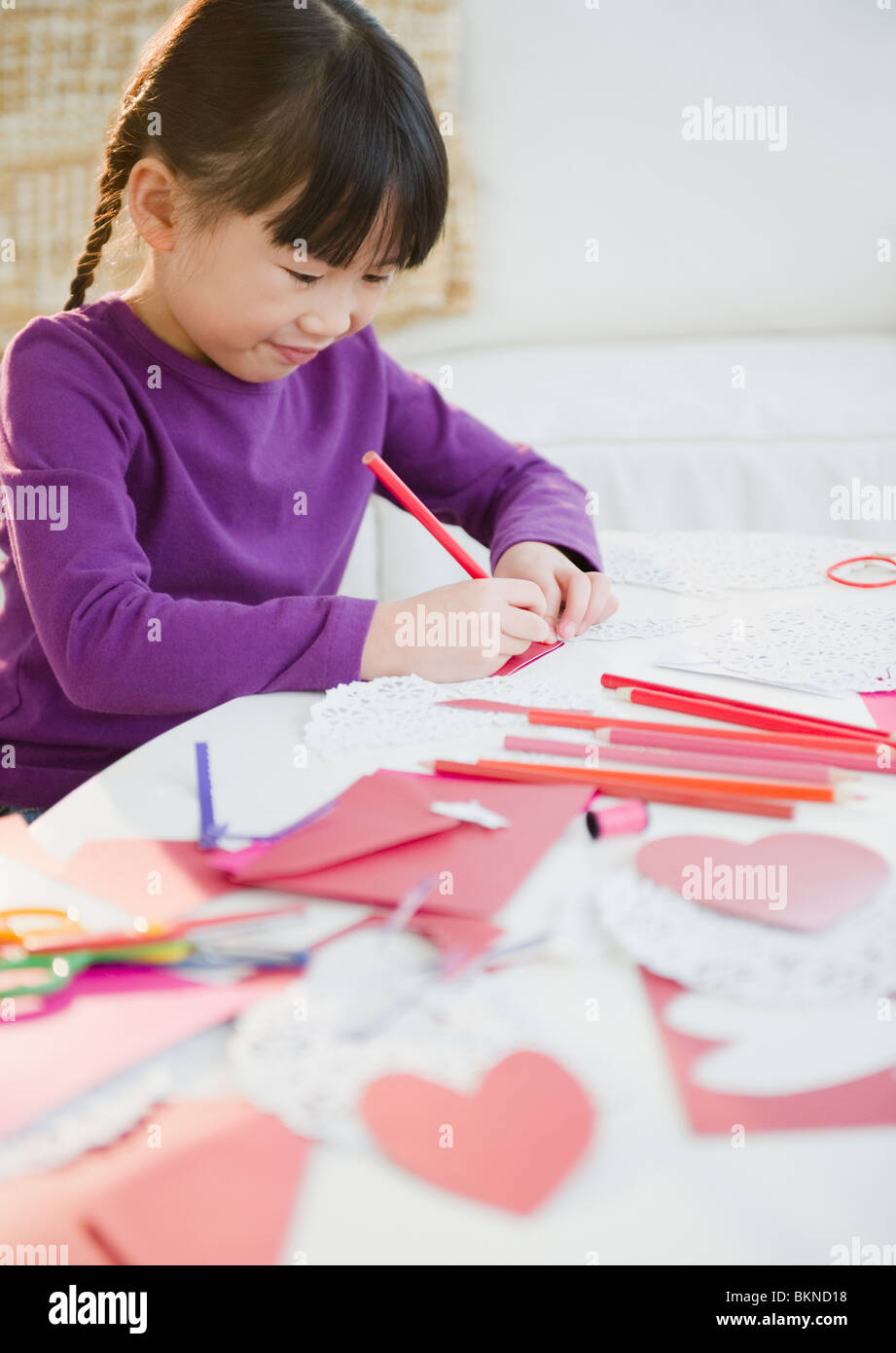 Chinese girl making les cartes de Saint-Valentin Banque D'Images