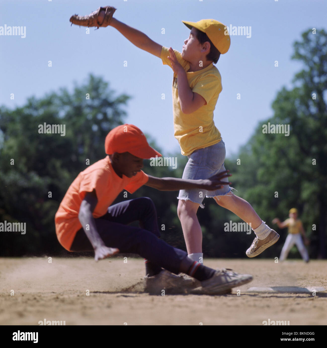 Les deux garçons jouent au base-ball Banque D'Images