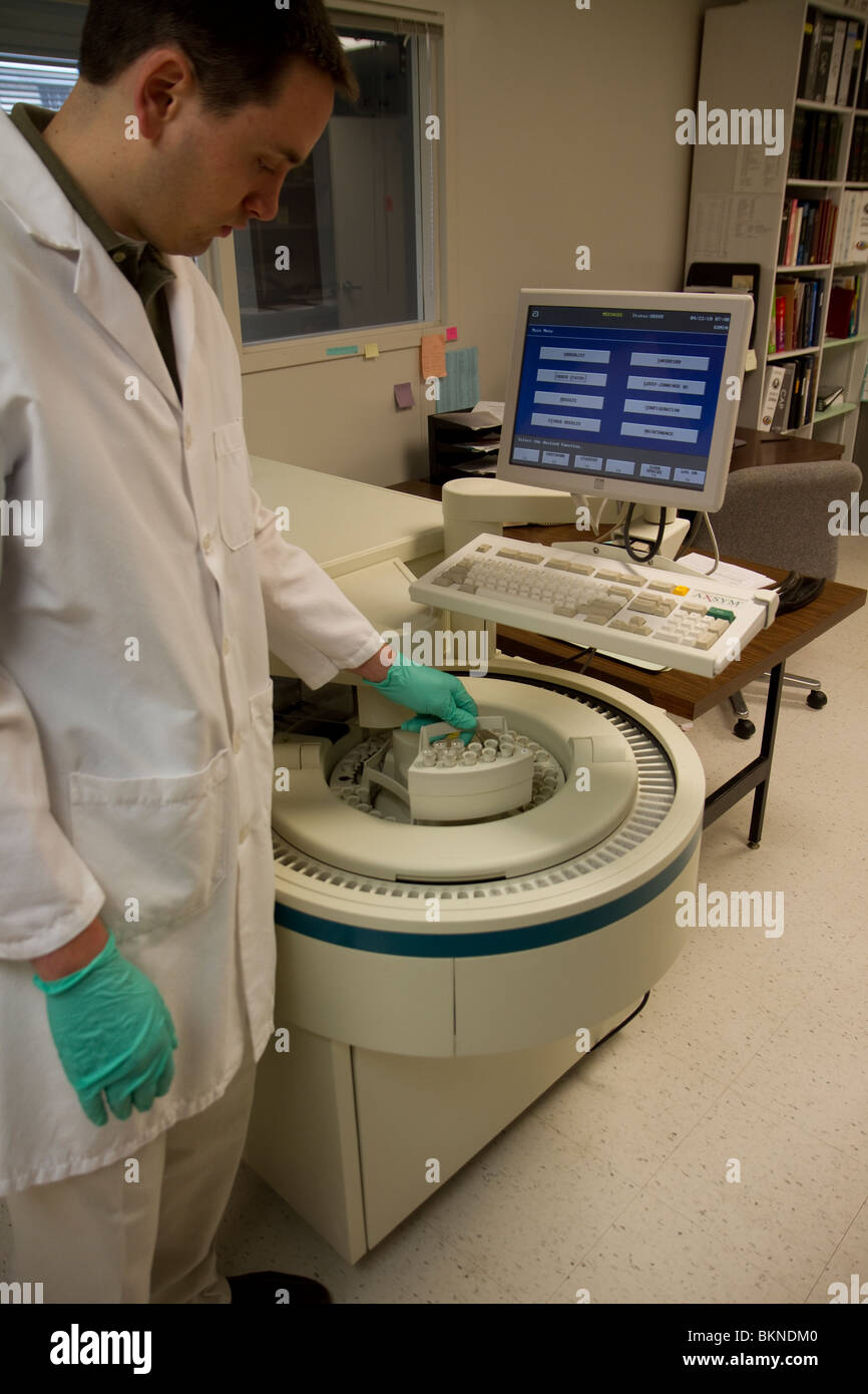 L'AxSym Abbott un immunoessai, système qui est utilisé pour les tests sérologiques dans le Nebraska State Patrol Crime Lab. Banque D'Images