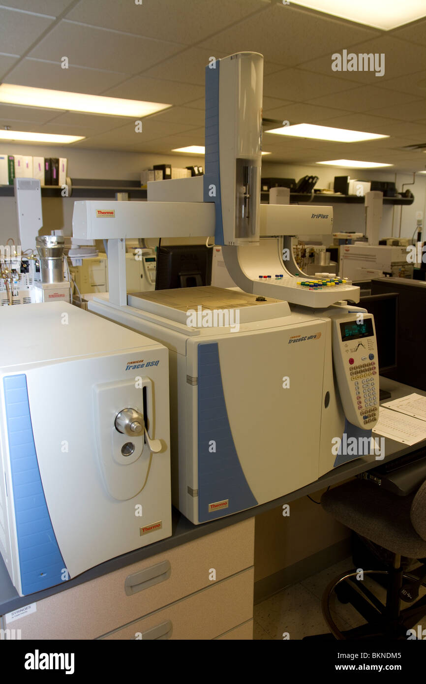 Chromatographe à gaz machines utilisées pour tester divers échantillons de preuves médico-légales. Nebraska State patrol Crime Lab. Banque D'Images