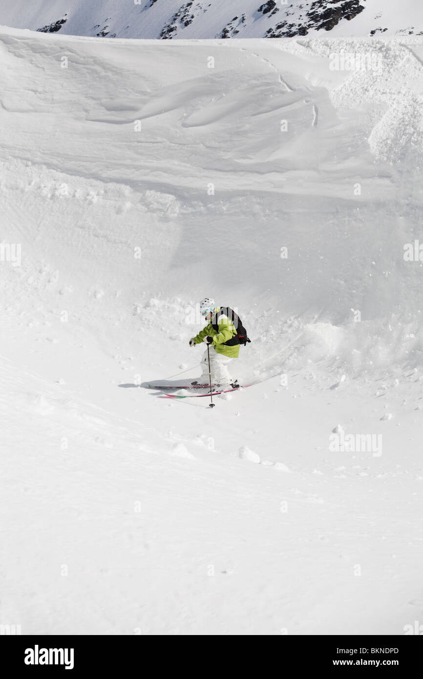 Un skieur ski Banque D'Images