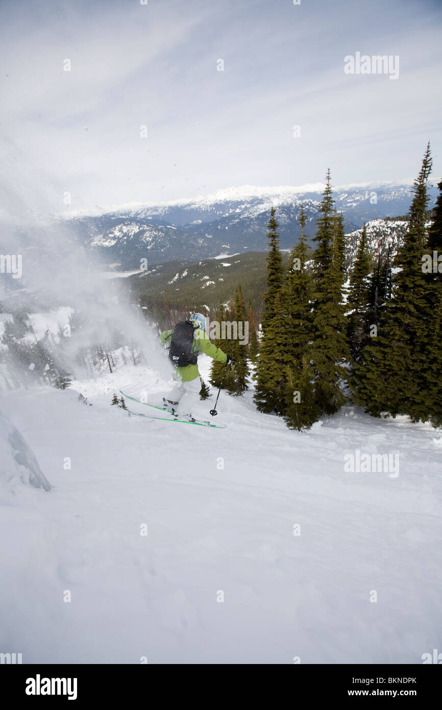 Un homme d'une falaise ski sur Blackcomb Mountain. Banque D'Images