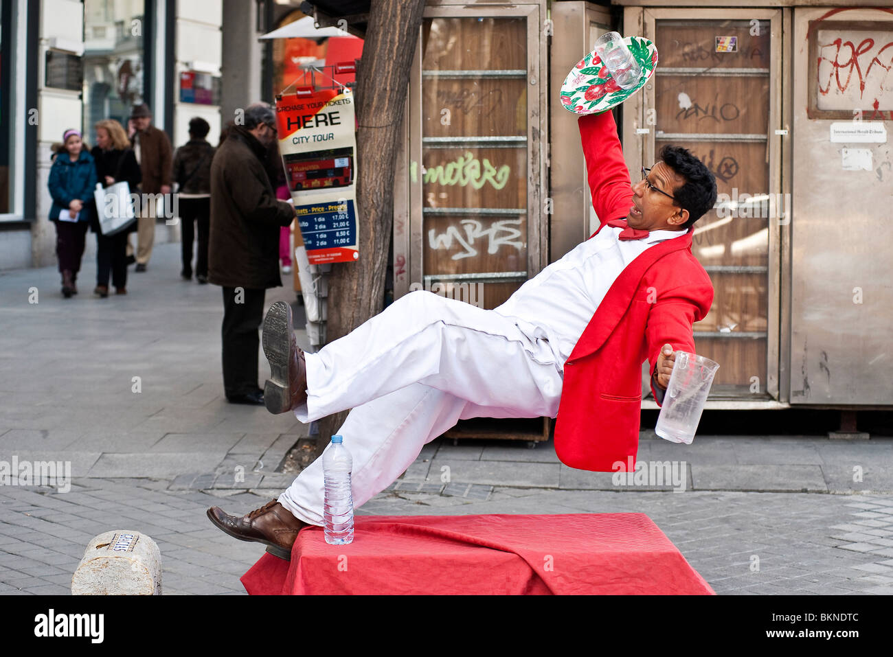 Serveur entrant street performer, Madrid, Espagne Banque D'Images