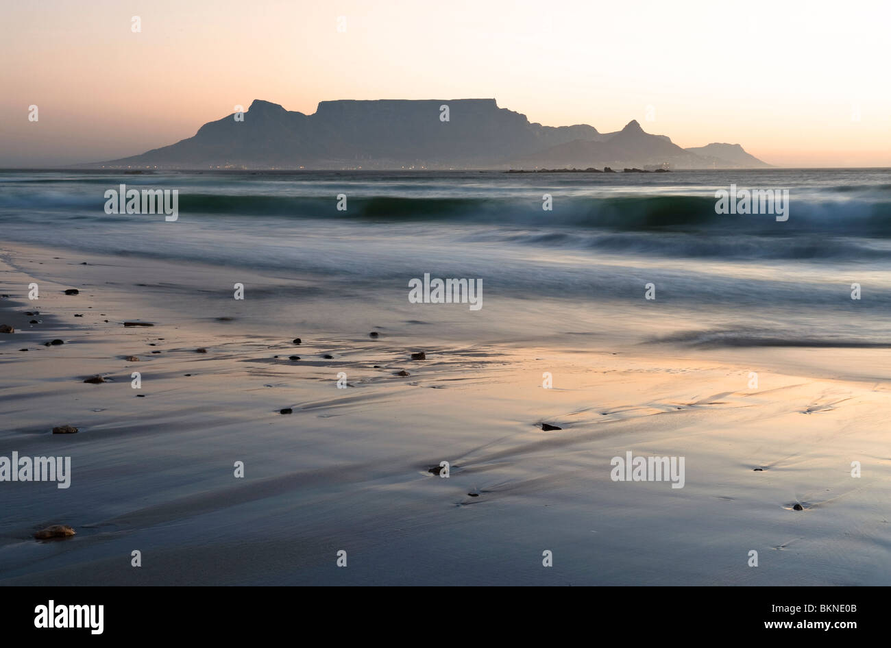 Vue spectaculaire de la Montagne de la table, de Big Bay au coucher du soleil. Cape Town, Afrique du Sud Banque D'Images