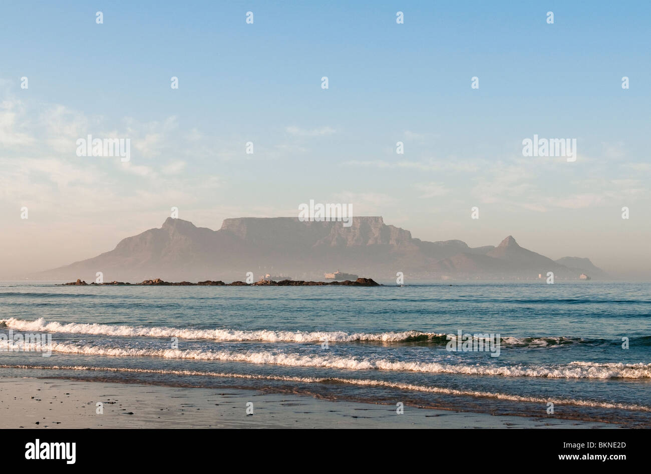 Vue spectaculaire de la Montagne de la table de Blouberg Beach au lever du soleil. Cape Town, Afrique du Sud Banque D'Images