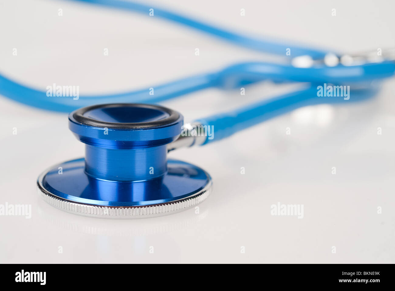 Grande image d'un stéthoscope bleu sur fond blanc Banque D'Images