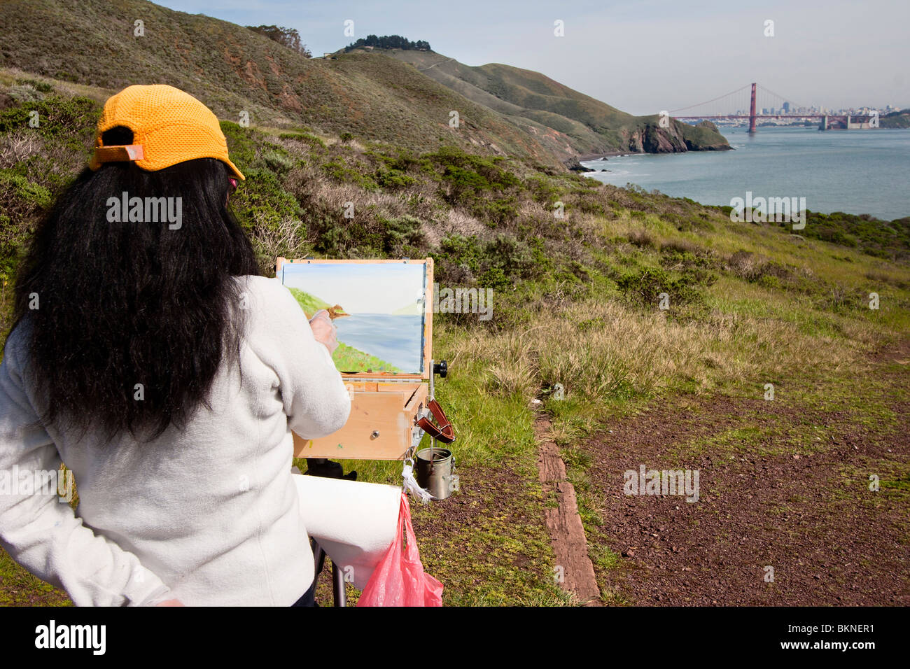 Une femme peint une scène de paysage de la baie de San Francisco Brdige à San Francisco, Californie. Banque D'Images