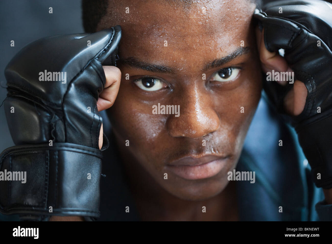 La sudation mixed race man dans des gants rembourrés Banque D'Images