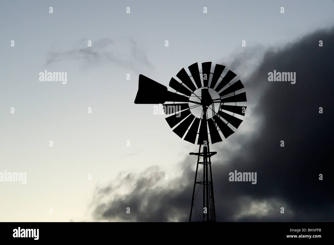 Windmill silhouette sur les nuages Banque D'Images