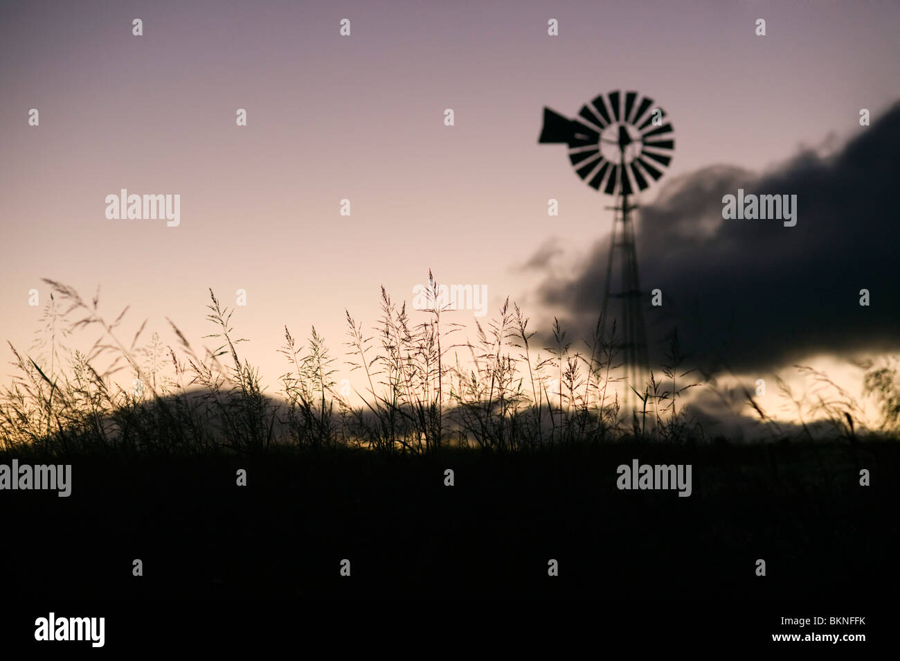 Windmill silhouette sur les nuages Banque D'Images