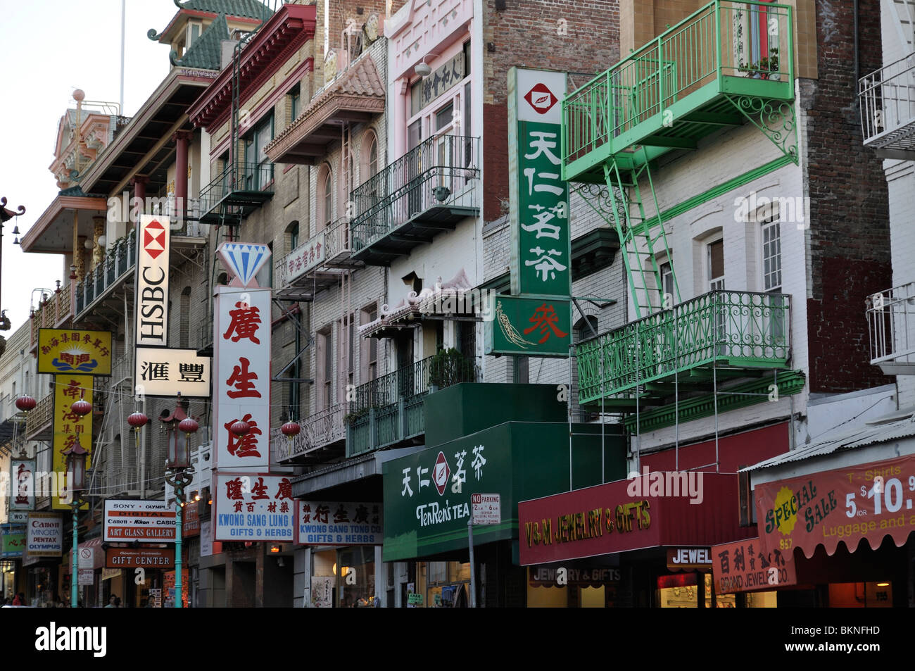 Scène de rue dans le quartier chinois de San Francisco, CA Banque D'Images