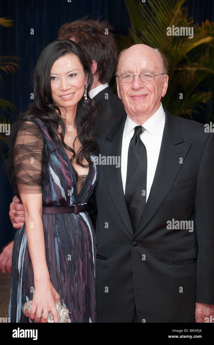 Rupert Murdoch et son épouse Wendi Deng (R) arrivent à l'Association des journalistes accrédités auprès de la Maison Blanche le dîner . Banque D'Images