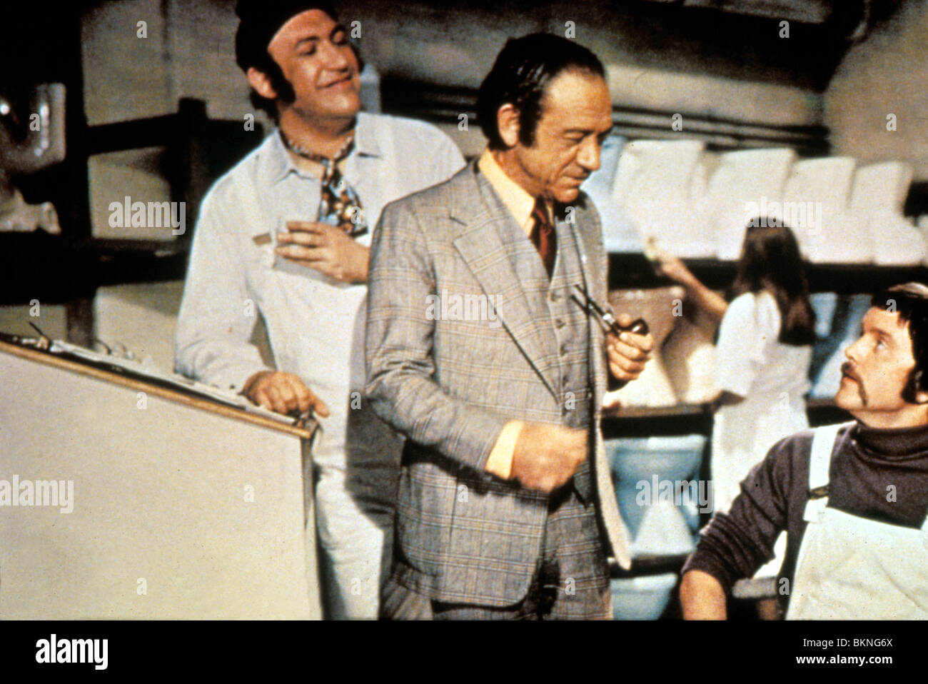 Continuer à votre convenance (1971) BERNARD BRESSLAW, SID JAMES, KENNETH COPE CRCV 002 Banque D'Images