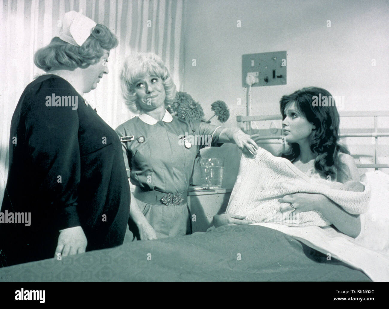 Exploitation d'infirmière (1972) JACQUES HATTIE, BARBARA WINDSOR, MADELEINE SMITH CRMT 019 Banque D'Images