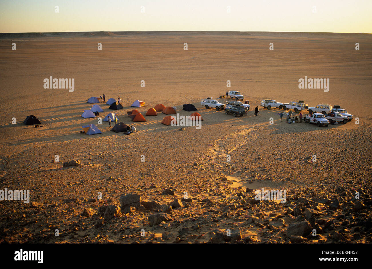 Camp sur la façon d'un Waw Namus, près de Waw Al Kabir, Sahara, Libye Banque D'Images