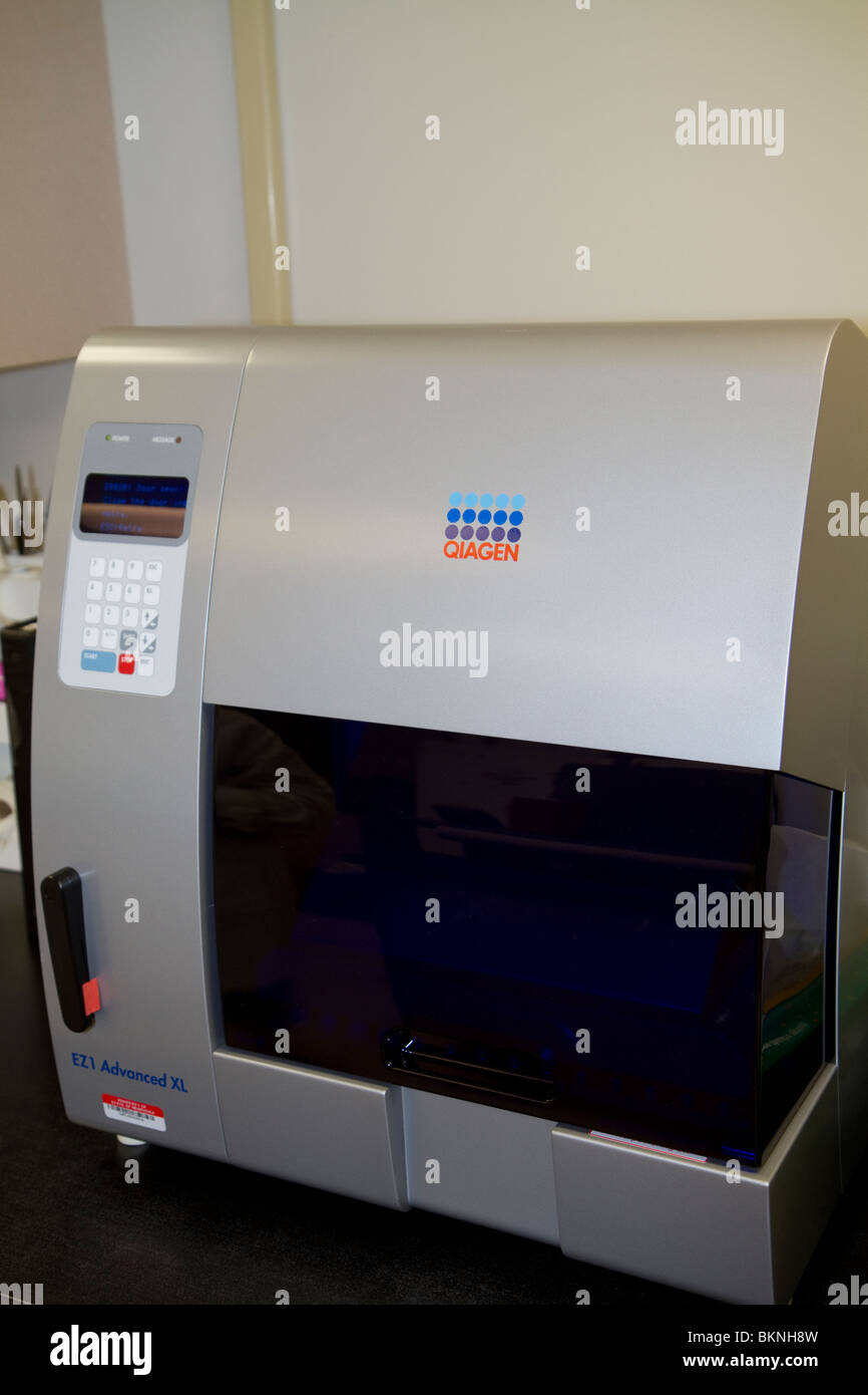Robot en laboratoire scientifique de l'ADN. Ces machines peuvent fonctionner à travers des échantillons automatiquement. Nebraska State Patrol Crime Lab. Banque D'Images