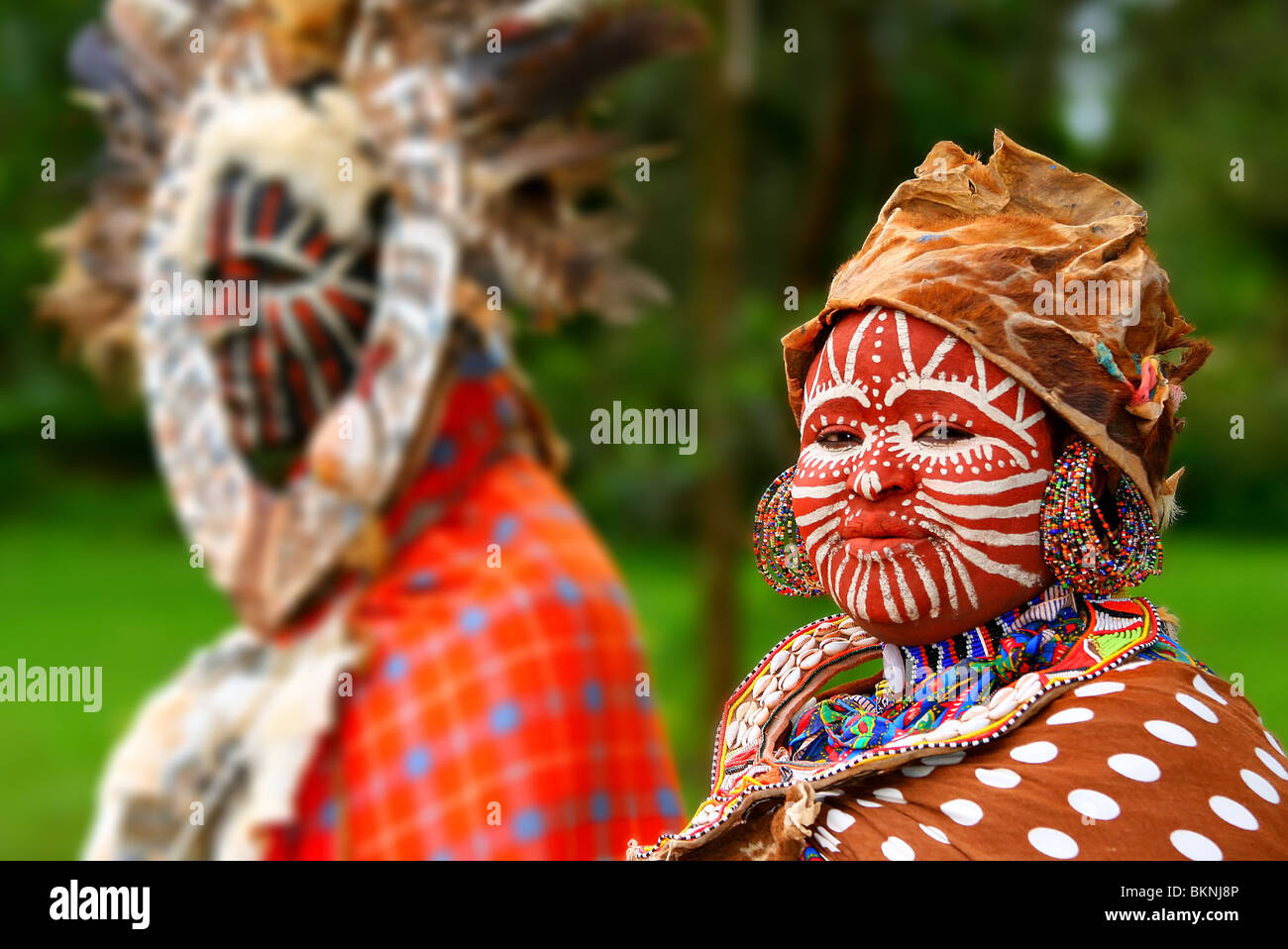 Femme africaine avec traditionnellement peints face Banque D'Images