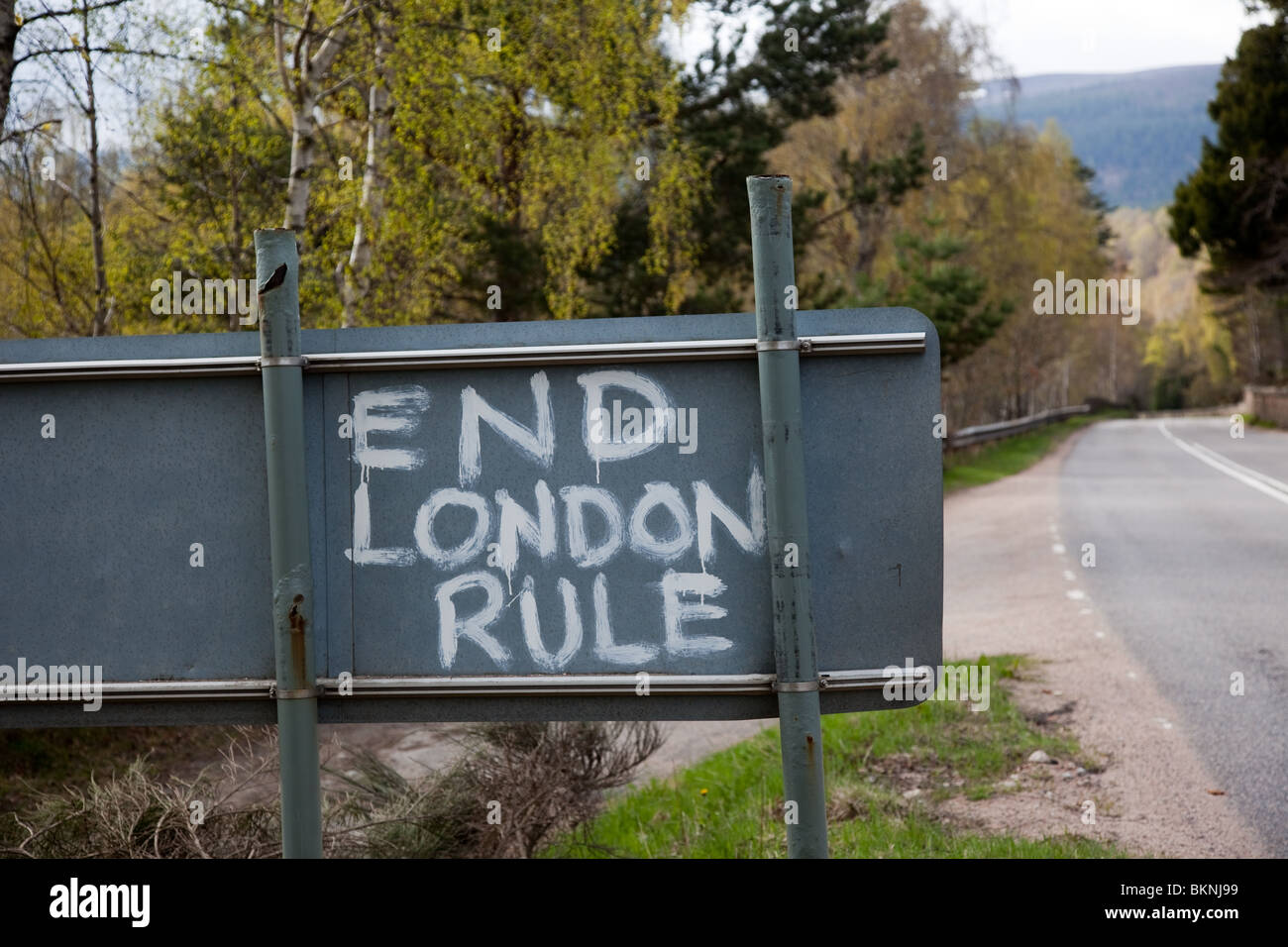 indyref2 End London Rule, Scottish Independence graffiti plaidoyer et le slogan de bord de route pour auto-règle de signalisation routière. Aberdeenshire, Écosse, Royaume-Uni Banque D'Images