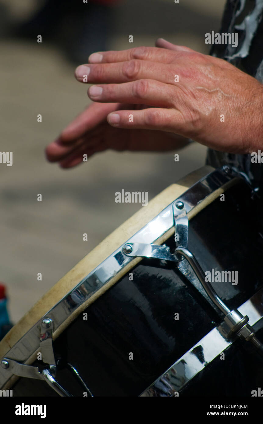 Close up d'un percussionniste jouant les mains un tambour pour accompagner la danse Folk Festival à Upton Banque D'Images