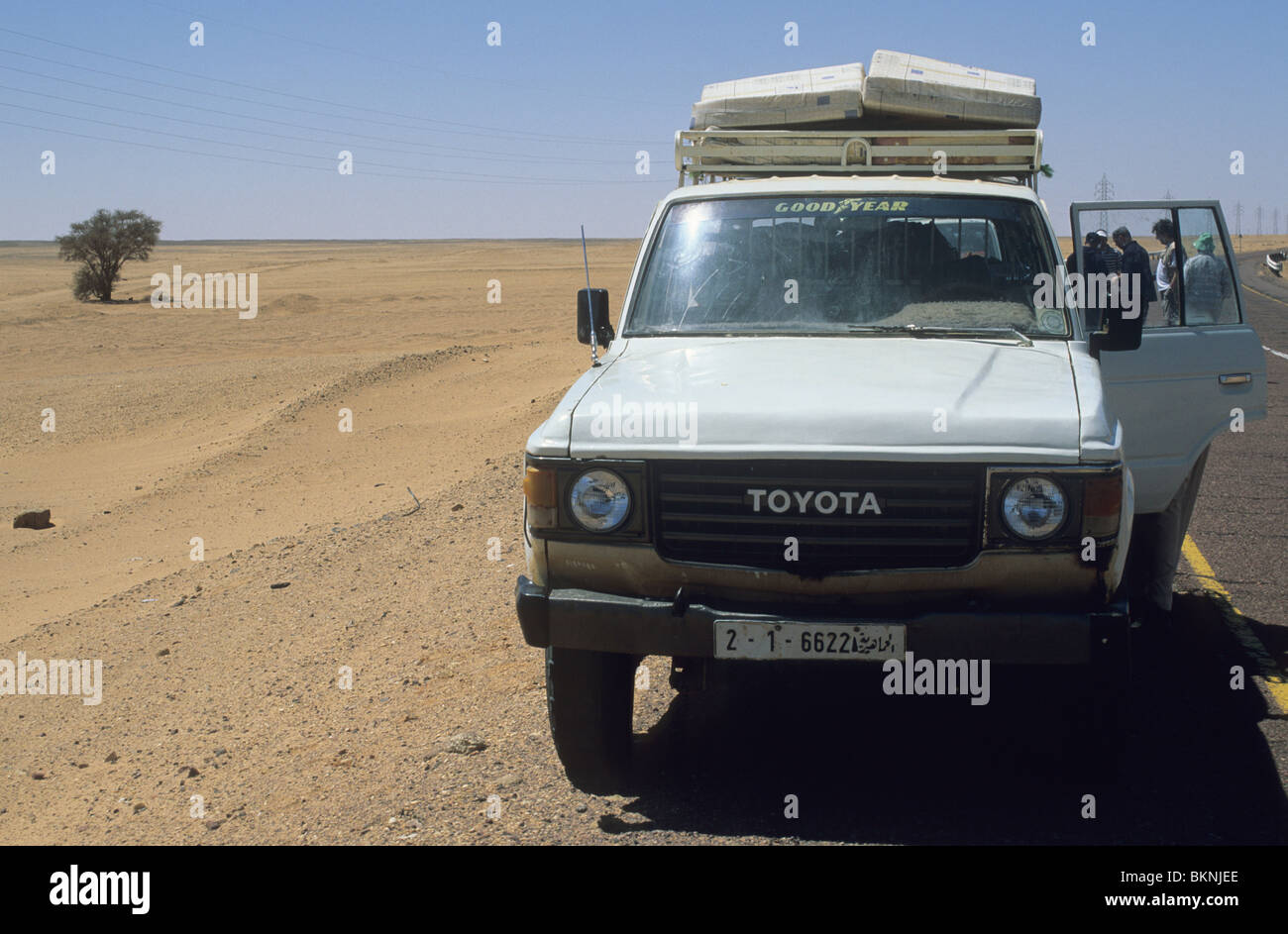 4X4 sur la route au sud de Sabha, ,Sahara, Libye Banque D'Images