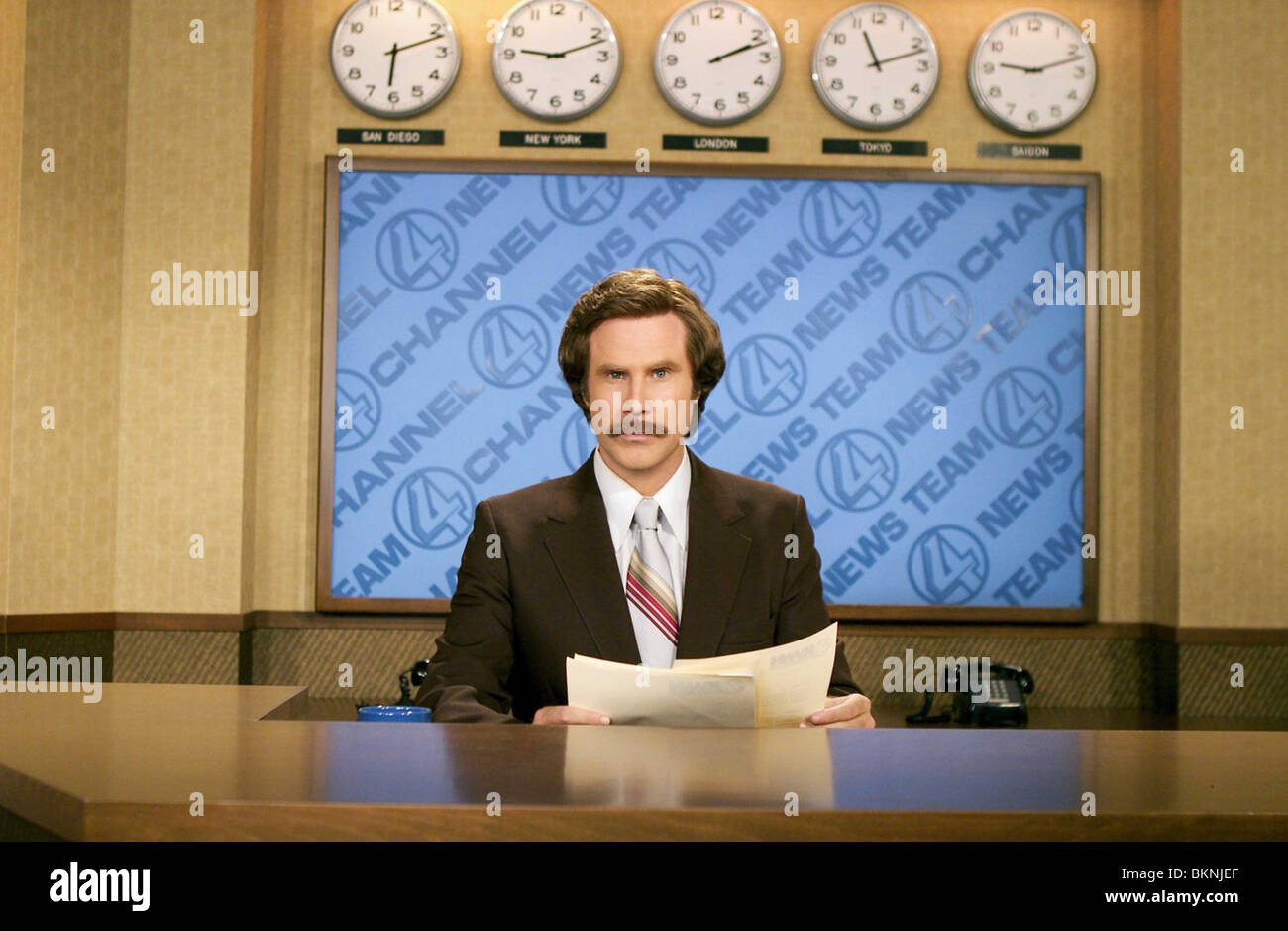 Présentateur : LA LÉGENDE DE RON BURGUNDY (2004) Will Ferrell 001-04 ANCH Banque D'Images