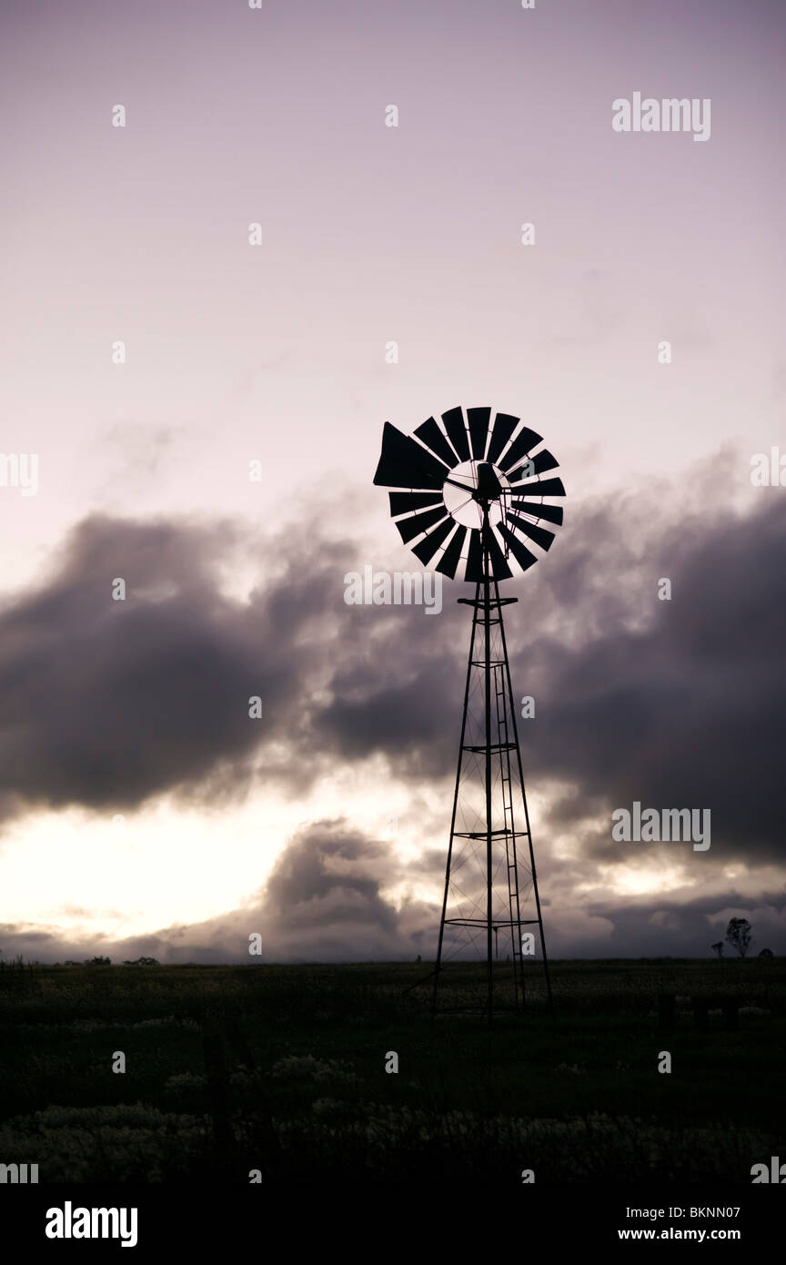 Windmill silhouette sur les nuages Banque D'Images