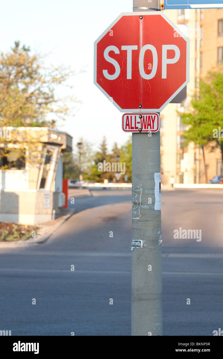 Panneau d'arrêt de circulation routière signalisation octogone blanc rouge Banque D'Images