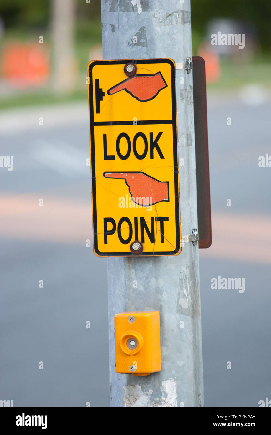 Voir pointer du doigt signe croix rouge orange walk Banque D'Images