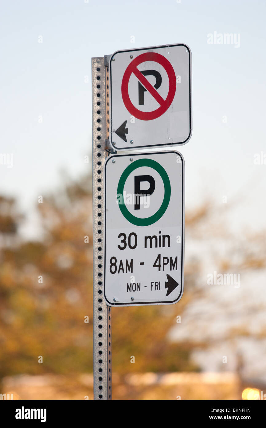 No parking sign 30 min parking gauche droite limite Banque D'Images