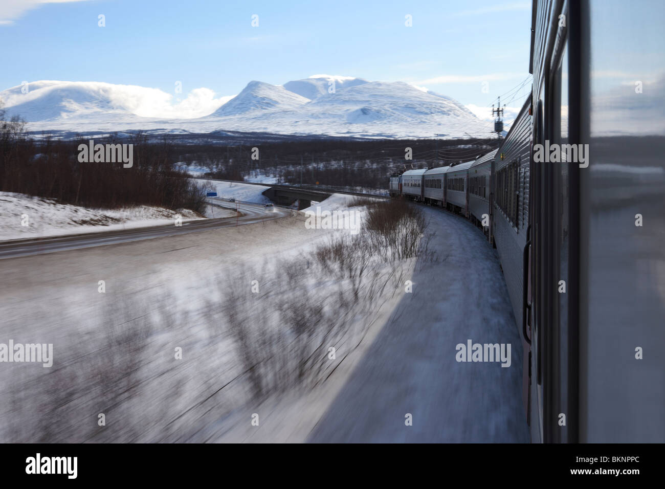 L'Ofotbanen voyage en train de passagers le port de Narvik en Norvège à travers la frontière à Riksgränsen et en Suède. Banque D'Images