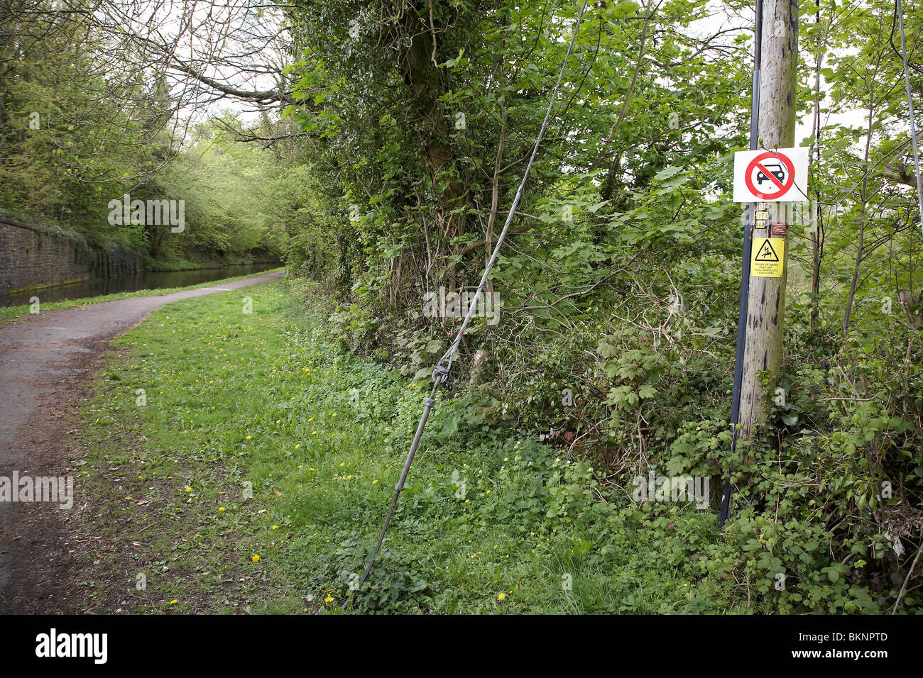 Pas de voitures inscrivez le long d'un canal dans Gilwern, Galles du Sud. Banque D'Images