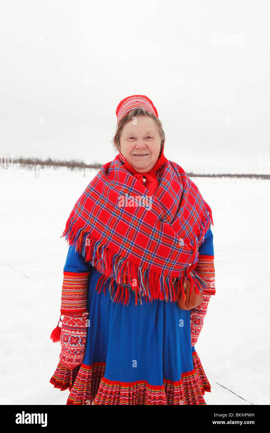 Same locaux dame à la tenue du Festival de Pâques sami de Kautokeino dans Finnmarksvidda en Norvège Banque D'Images