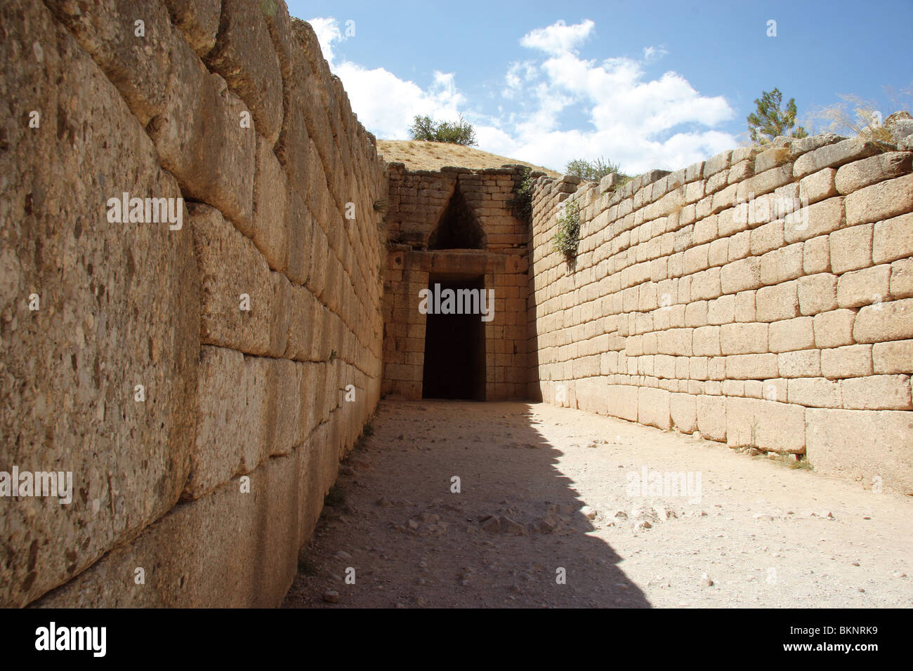 Mycènes. Trésor d'Atrée ou tombeau d'Agamemnonis "Tholos". Entrée de la tombe la tombe. Construit autour de 1250 avant JC. Grèce Banque D'Images