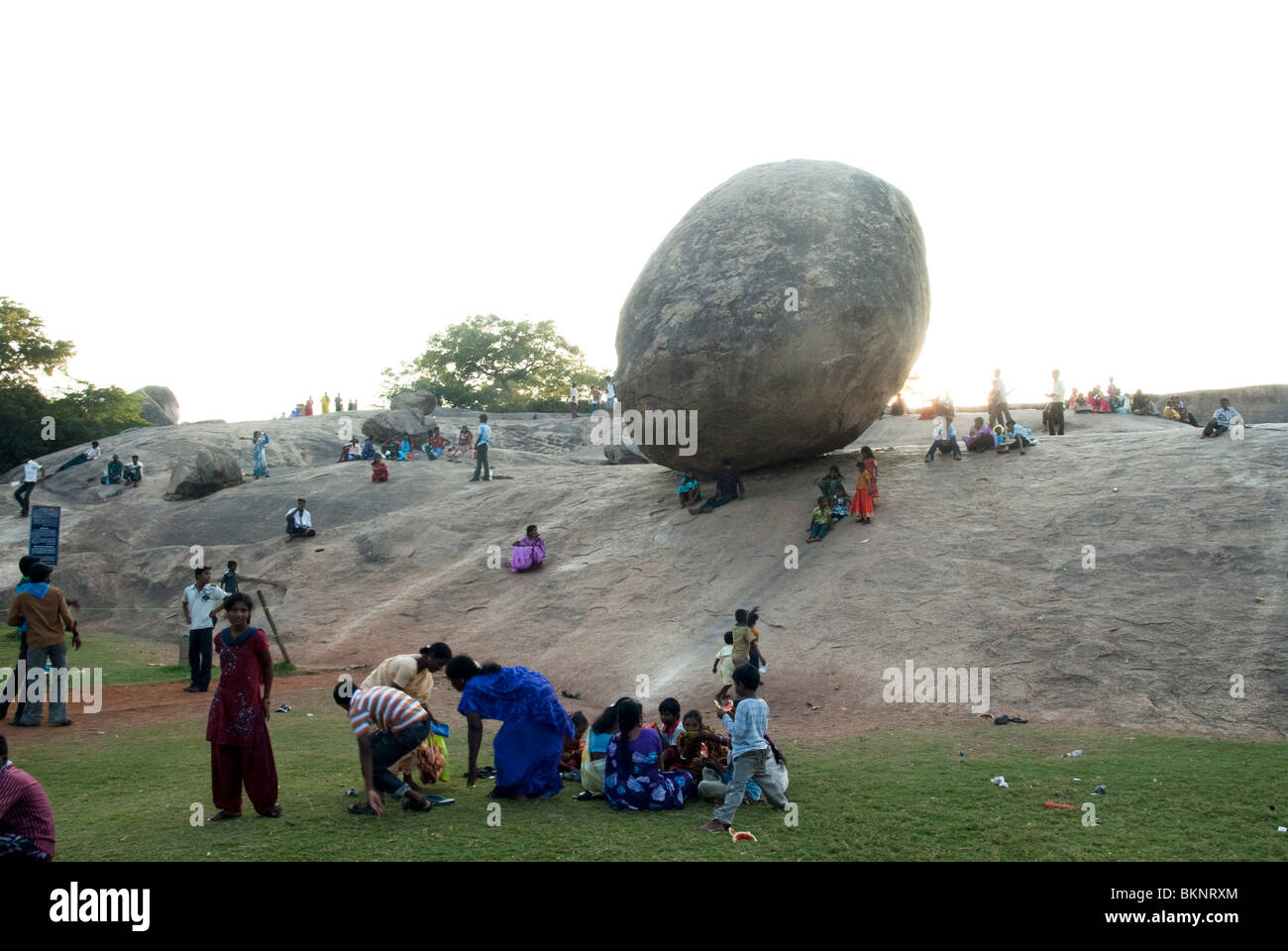 L'Inde, le Tamil Nadu, Mahabalipuram Krishna's butter ball - un équilibre entre rock Banque D'Images