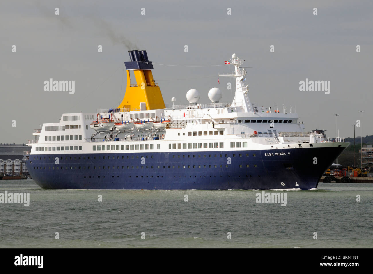 Bateau de croisière Vacances Saga Saga Pearl II en partant du sud de l'Angleterre Southampton UK Banque D'Images