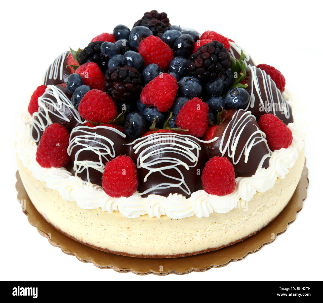 Cheesecake surmontées de baies fraîches et au chocolat. Banque D'Images